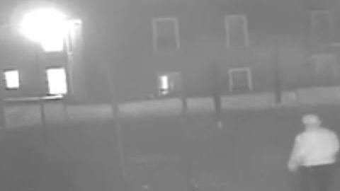Una cámara de seguridad captó al sospechoso de intentar violar a una joven embarazada en El Bronx.