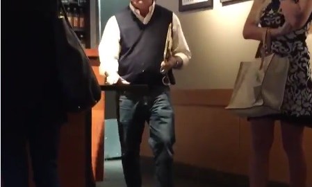 Este hombre lanzó varios insultos a una empleada afroamericana de Starbucks.