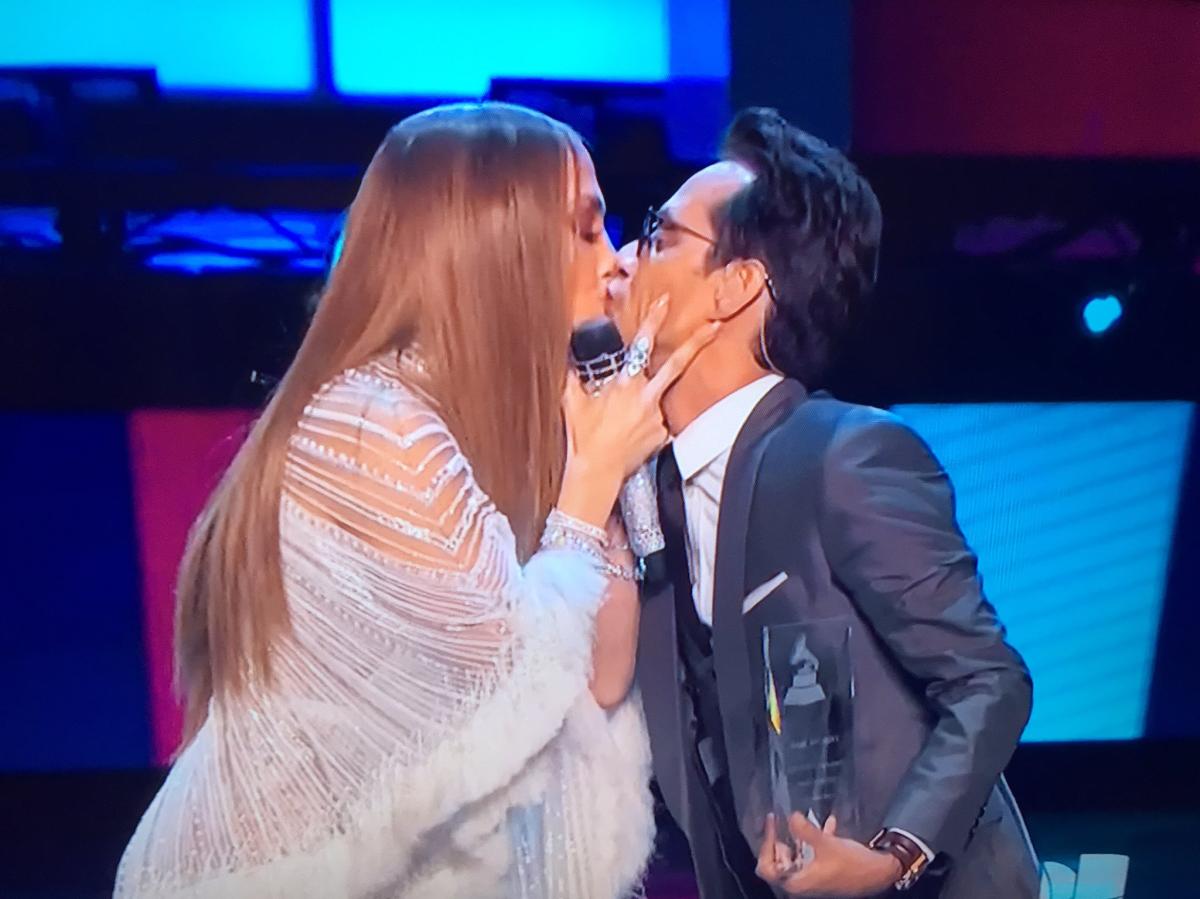 El beso de Marc Anthony y Jennifer López en los Latin GRAMMY - El Diario NY