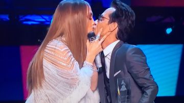 Momento del beso entre Marc Anthony y JLo.