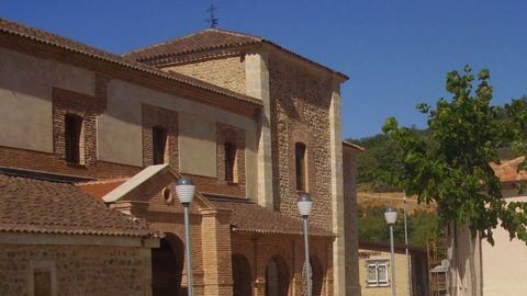 La remodelación de la iglesia de Cerezales contó con la ayuda de Fernández.