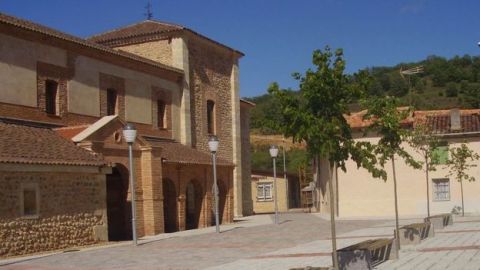 La remodelación de la iglesia de Cerezales contó con la ayuda de Fernández.