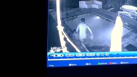 Huye para salvar su vida y deja a su novia peleando con reptil.