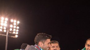 Jugadores del Cosmos desatan su alegría  y exhiben el trofeo de campeones de la NASL.