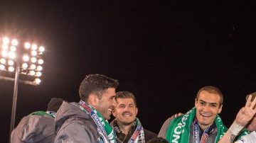 Jugadores del Cosmos desatan su alegría  y exhiben el trofeo de campeones de la NASL.