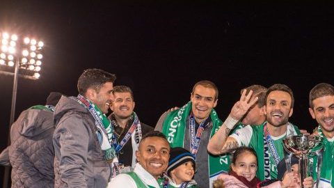 Jugadores del Cosmos desatan su alegría  y exhiben el trofeo de campeones de la NASL.
