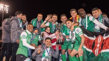 Jugadores del Cosmos desatan su alegría  y exhiben el trofeo de campeones de la NASL.