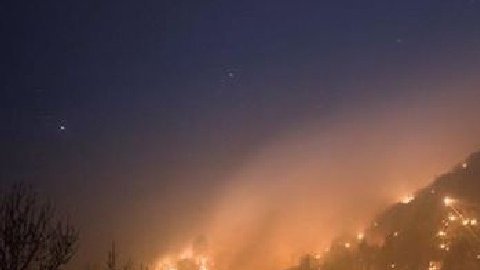Entre lunes y martes, el incendio se expandió rápidamente.