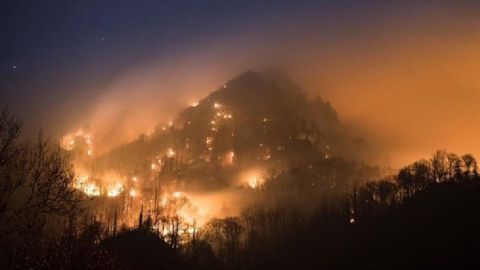 Entre lunes y martes, el incendio se expandió rápidamente.