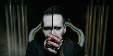 El video de Manson se caracteriza por lo explícito.