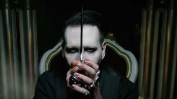 El video de Manson se caracteriza por lo explícito.