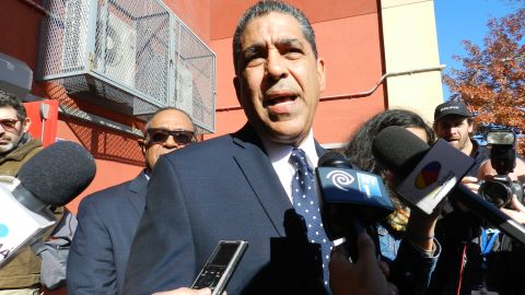 Adriano Espaillat acudió a su centro en Inwood para votar.