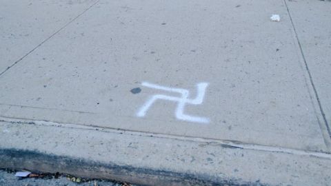 Un símbolo nazi fue pintado en pleno barrio judío en Crown Heights, Brooklyn.