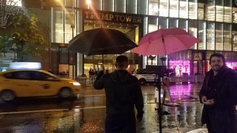 La protesta frente a la Torre Trump de los realizadores del del cortometraje “Crusade in Wonderland”.