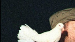 En el 30 aniversario de la revolución cubana,en 1989, Castro se dirigió a la nación con esta paloma blanca en el hombro.