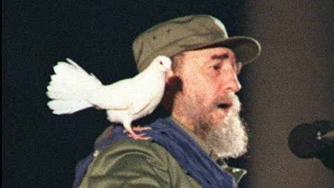 En el 30 aniversario de la revolución cubana,en 1989, Castro se dirigió a la nación con esta paloma blanca en el hombro.