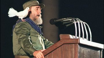 En el 30 aniversario de la revolución cubana,en 1989, Castro se dirigió a la nación con esta paloma blanca en el hombro.
