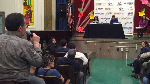 Decenas de colombianos atendieron al foro en la Escuela Pública 149 de Jackson Heights.