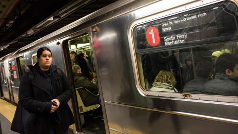 Un joven altamente intoxicado supuestamente empujó a su amigo a las vías del tren a su paso por Chelsea.