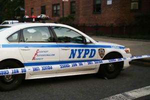Otro niño murió golpeado en Nueva York; su padrastro intentó suicidarse antes de que llegara la policía