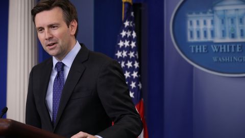 Josh Earnest emplazó al equipo de Trump a clarificar los dichos del presidente electo.