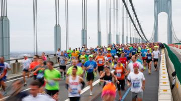 Maratonistas cruzando el Verrazano-Narrows Bridge en 2015.