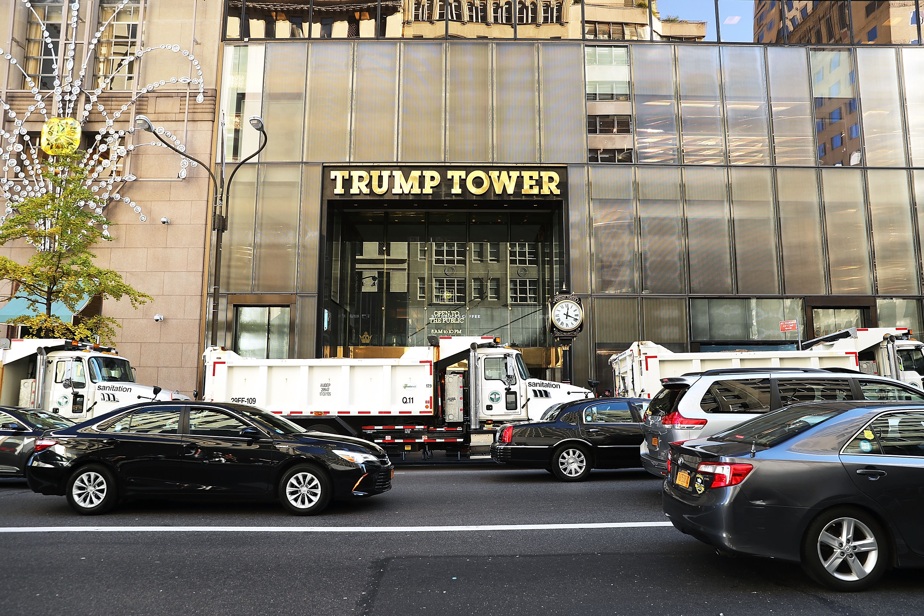 La Torre Trump es resguardado con los camiones llenos de arena.