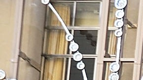 La Torre Trump es resguardada con camiones llenos de arena.