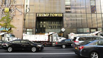 La Torre Trump es resguardada con camiones llenos de arena.