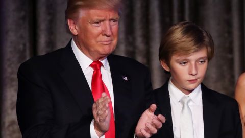 Barron ha acompañado a su padre en algunos eventos públicos.