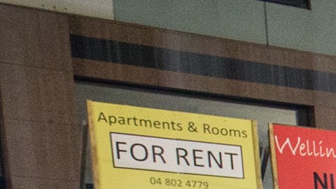 Miles de personas esperan la información del gobierno sobre la seguridad en inmuebles.