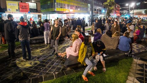 Miles de personas esperan la información del gobierno sobre la seguridad en inmuebles.