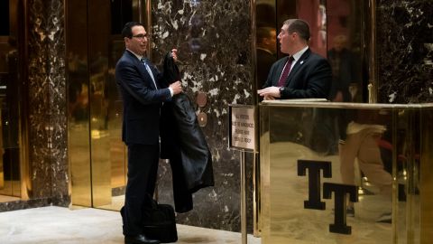 Steven Mnuchin, quien manejó las finanzas de la campaña de Trump, ahora suena para un puesto económico.