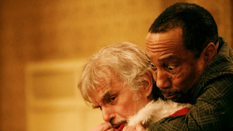 Billy Bob Thornton y Tony Cox en una escena de Bad Santa 2.