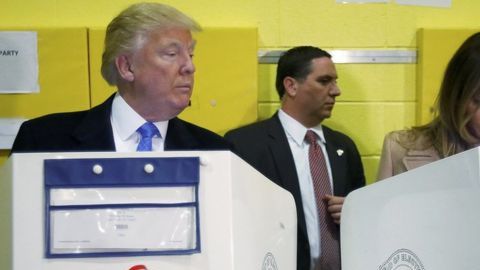 ¿Que miraba Trump en esos pocos segundos?