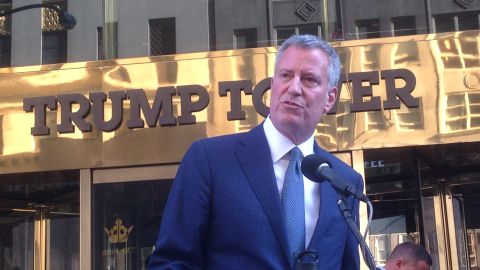 Bill de Blasio al frente de Trump Tower discute su primera conversación cara a cara con Trump.