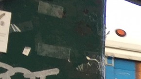 La dominicana Belkis Rodríguez, pasea a su nieto en coche por el vecindario de Bushwick, en Brooklyn, uno de los más afectados por la contaminación ambiental.