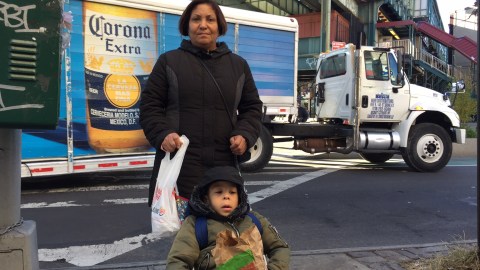 La dominicana Belkis Rodríguez, pasea a su nieto en coche por el vecindario de Bushwick, en Brooklyn, uno de los más afectados por la contaminación ambiental.