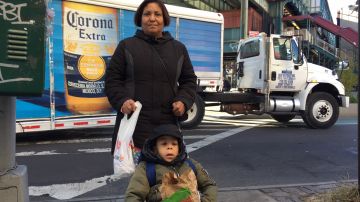 La dominicana Belkis Rodríguez, pasea a su nieto en coche por el vecindario de Bushwick, en Brooklyn, uno de los más afectados por la contaminación ambiental.