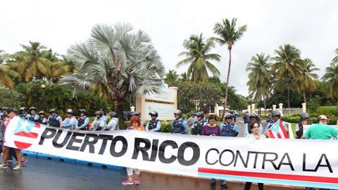 Anticipando manifestaciones de protesta dentro o fuera del hotel, la Policía desplegó un contingente de oficiales en los alrededores, comenzando por la entrada de la complejo turístico en la avenida Conquistador.
