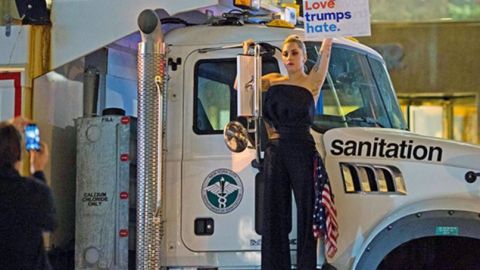 La cantante Lady Gaga se presentó frente a la Torre Trump en Manhattan con el famoso cartel de "Love trumps hate".