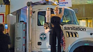 La cantante Lady Gaga se presentó frente a la Torre Trump en Manhattan con el famoso cartel de "Love trumps hate".
