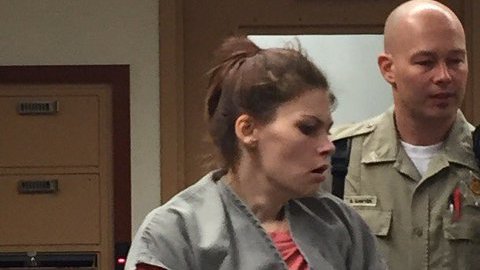 Ashlee Hutt (en la foto) y Leeroy “Mac” McIver se declararon no culpables de suministro ilegal de drogas a un menor, entre otros cargos.