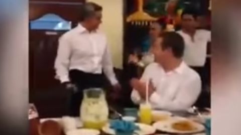 Miguel Ángel Mancera durante una reunión en un restaurante.