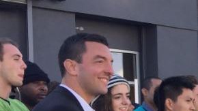 Ayer se celebró una pequeña fiesta de inauguración de la primera tienda de marihuana medicinal en El Bronx.