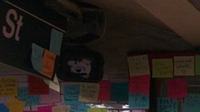 Algunas personas sólo leen los mensajes, aunque la mayoría se anima a colocar uno propio.