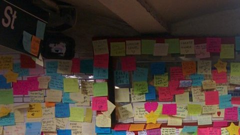 Algunas personas sólo leen los mensajes, aunque la mayoría se anima a colocar uno propio.