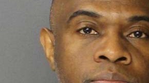 El acusado tiene récord criminal por ataques sexuales previos.