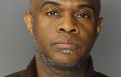 El acusado tiene récord criminal por ataques sexuales previos.