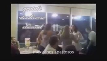Los comensales aplaudieron a la mexicana tras la paliza.